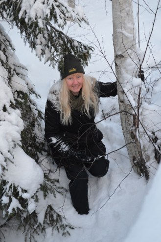 Annika hoppar ut i snön