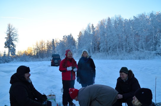 Glada skratt vid brasan