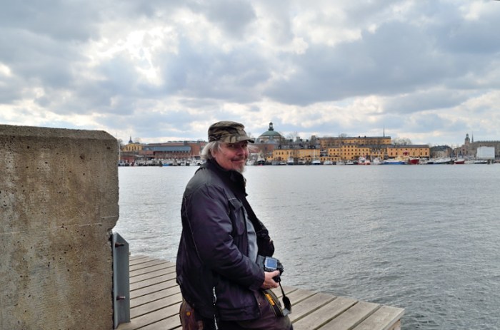 Hasse på knä i Stockholm