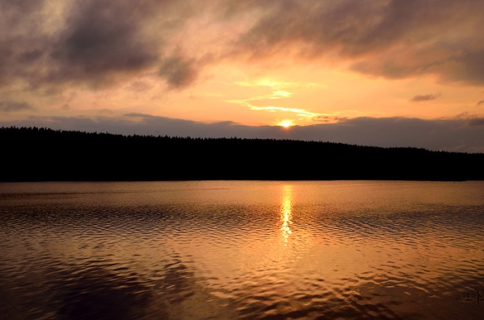 Solnedgång i öppet vatten