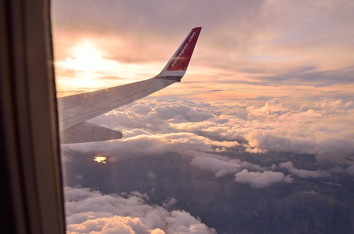 Norsk vinge ovan molnen