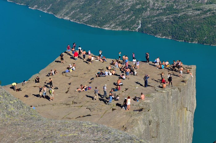 Mycket folk på klippan