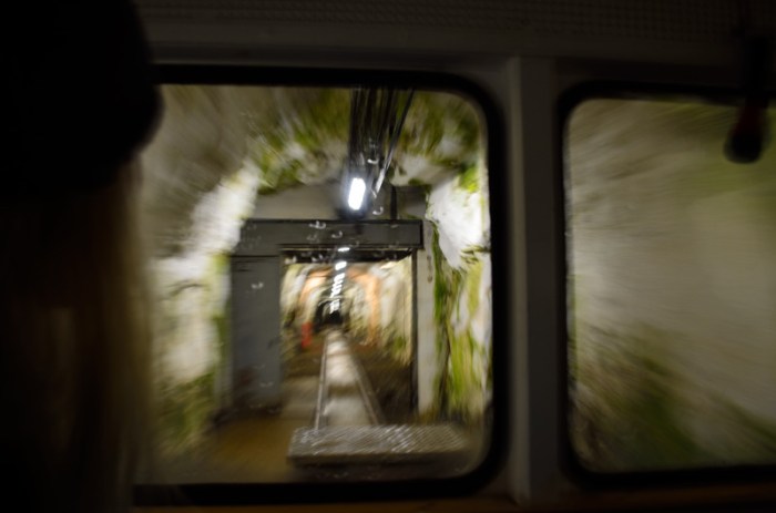 Vi åker in i berget