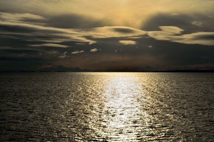 Snygga moln vid färjan