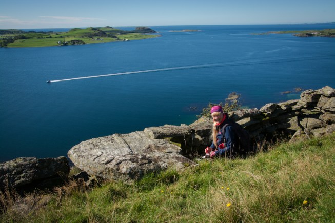Annika loggar en geocache