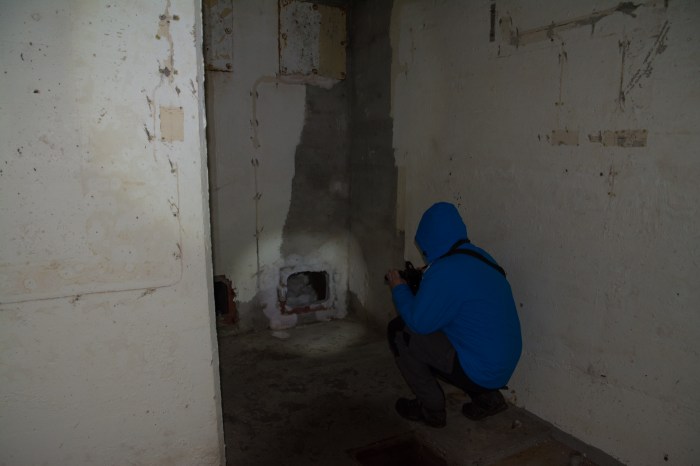 Hasse undersöker en öppning